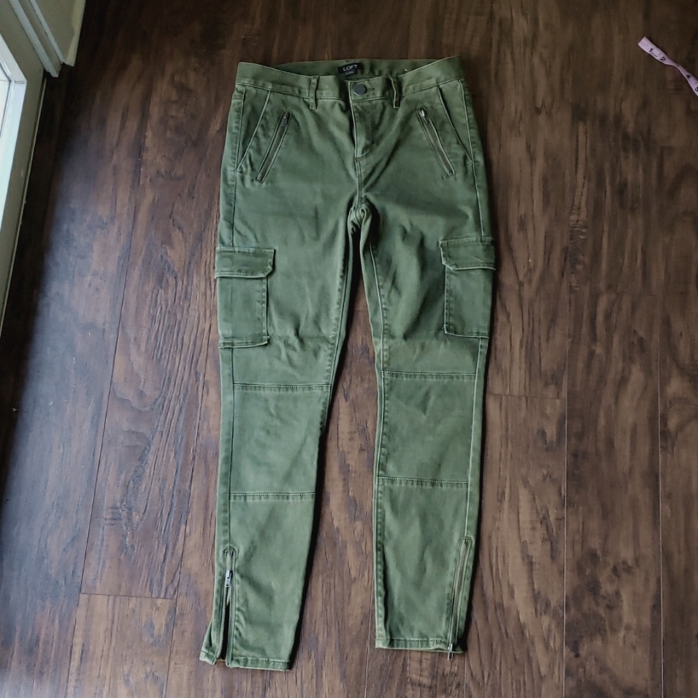 LOFT olive green cargo pants zipper pockets and hem sz0 fits like sz2
